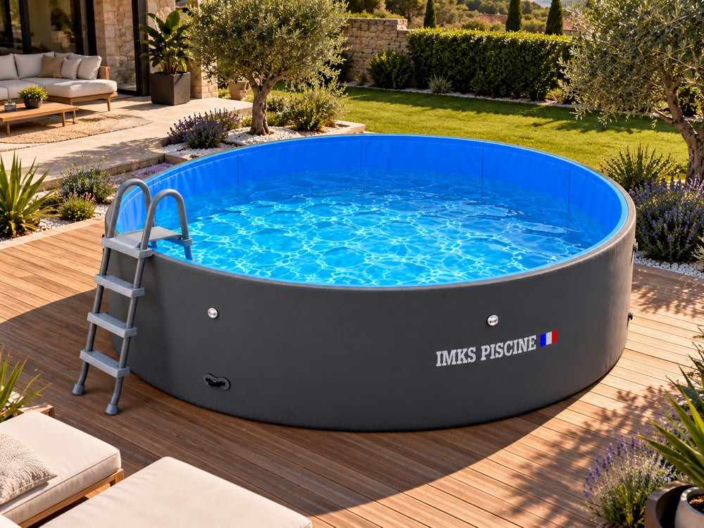Piscine gonflable IMKS Gris Anthracite sur une terrasse en bois devant une maison méditerranéenne