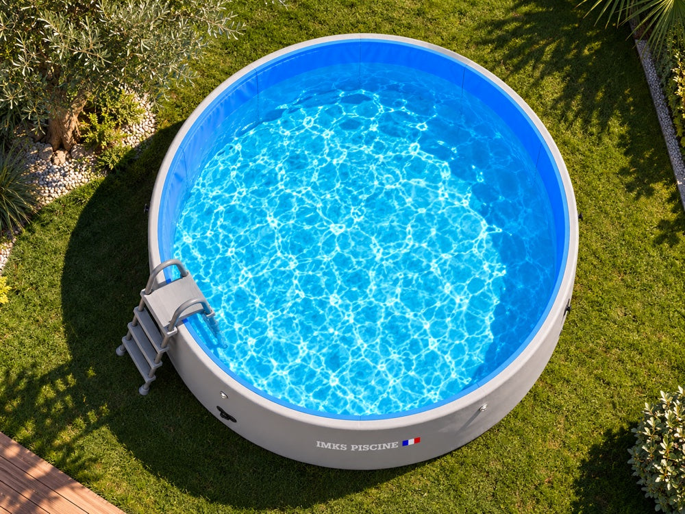 Piscine gonflable IMKS Gris Perle vue du dessus, installée sur gazon